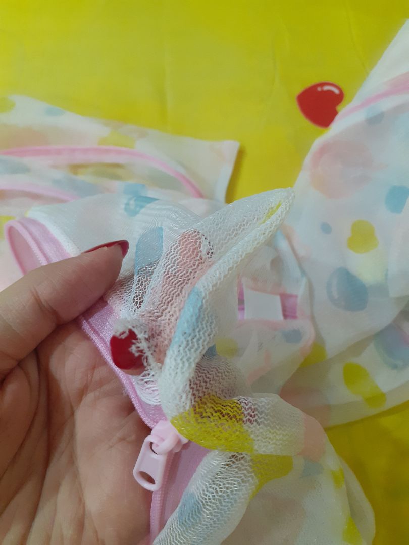 Túi giặt mỏng. cho vào giặt lần đầu tiên đã rách luôn cả túi. Túi giặt mỏng. cho vào giặt lần đầu tiên đã rách luôn cả túi.