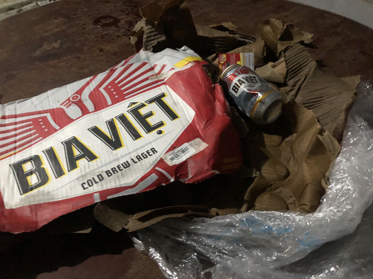 Được Best Vĩnh ***g thông báo: Nhận thùng bia thì đã bị chảy nước tèm lem rồi, có nhận không? - vẫn nhận chứ ko lẽ hoàn hàng.
Khui ra thấy thật là đã tạch 1 *** - lủng xì ướt cả vỏ thùng.
Mua hàng của Tiki Trading mà càng ngày càng nản.