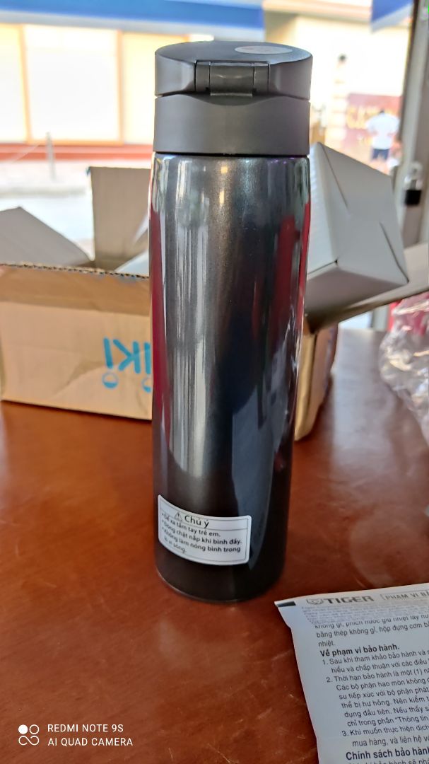 Đúng đồ xịn, chính hãng! Hàng mới, đẹp nắp nhựa cao cấp, ron cao su cũng dai và ko có mùi! Ko thấy mùi hôi trong ruột bình! có lẽ sản phẩm hoàn thiện bằng đồ cao cấp nên ko có mùi nhựa nồng như 01 số bình mua ĐMX! Mình mua bình giá sale hơn 200k, về mua thêm cái túi đựng 50k nữa là ngon! Mới lấy về thấy đẹp và ok nên cmt cho ae hay, mai mốt trải nghiệm lâu sẽ đánh giá thêm! thank tiki vì giúp mình mua được hàng vừa ý!???