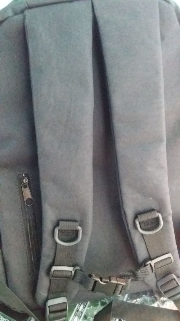 Balo được giao đúng như quảng cáo, với một ngăn chính lớn và các ngăn nhỏ để đựng các vật dụng nhỏ lẻ, ngoài ra còn có một ngăn kéo nhỏ ở mặt sau balo. Vải bền, đường may chắc chắn. Đặc biệt là lần này Tiki không giao hàng bằng hộp giấy nên tránh được tình trạng balo bị gấp ngang, chất lượng khá ổn.