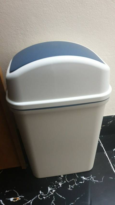 hàng y như hình đẹp. nhựa cứng sờ mịn cảm giác chắc chắn. có lắp lật dễ dàng cho rác k sợ bị bẩn. dễ dàng vệ sinh dễ dàng lấy rác. màu đẹp nhìn sang. thích hợp để ở nhiều nơi trong gia đình. thùng rác thiết kế dáng cao nên nhìn nhỏ, k tốn diện ntioshc căn phòng. shop đóng gói chắc chắn, giao hàng rất nhanh. anh shipper của tiki rất thân thiện và đáng yêu.