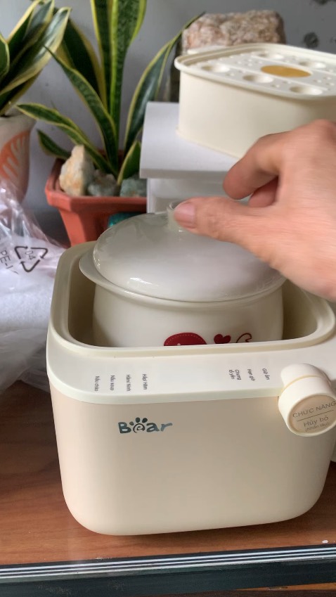 Tôi mua mục đích để nấu cơm gạo lức và rất hài lòng khi có chén cơm vừa mềm, vừa giữ được hương vị mà không tốn quá nhiều thời gian. 
Tuy nhiên mới nấu 1 tuần mà dưới đáy nồi cái vòng nhiệt có 1 vòng màu đen không hiểu đó là bị gì? Cũng hơi lăn tăn về độ bền của nồi. 
Biết ơn shop. Đáng ra tặng 5 sao, nhưng trừ 1 sao vì cái đáy nồi😅