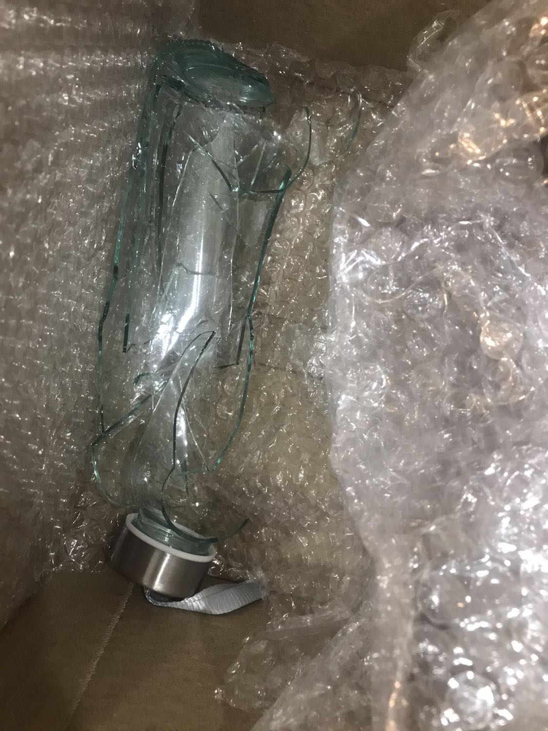 Mua set 5 chai mà đóng gói khá lỏng lẻo nên đã bể 2 chai, 3 chai còn lại xài được, không biết có bắt đền được không nữa, hơi không vui