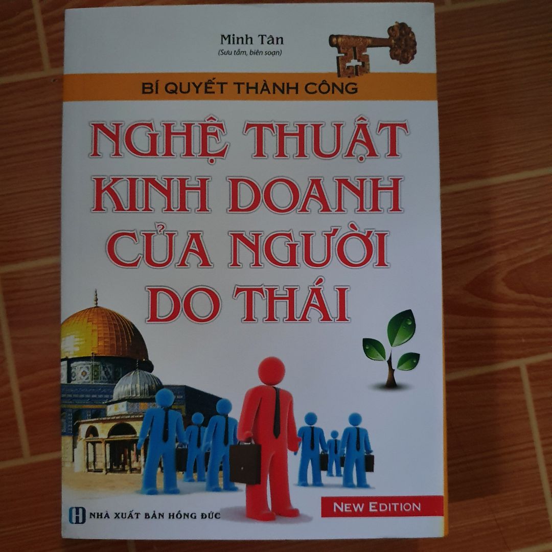 k hài lòng lắm sách bị rách bên hông như trong hình. nội dung chưa đọc nên chưa biết, trang giấy k đc mịn lắm hơi thô, sần sừi.