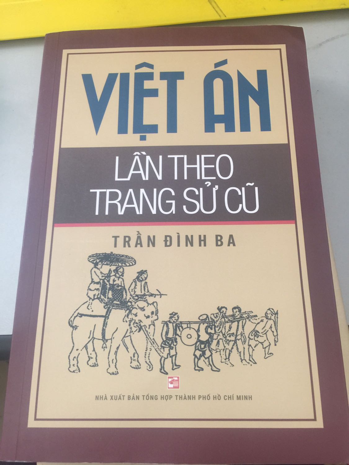 *Về Việc giao hàng, vận chuyển tốt, sớm hơn dự kiến
*Về hình thức cuốn sách, giấy mỏng, nhìn thấu sang trang, khá thất vọng
*Về nội dung, có khá nhiều vụ án, tuy nhiên về nghiên cứu sâu thì không có, chủ yếu nội dung là đc sưu tầm và kể lại, 

tuy nhiên ko vì thế mà mất đi cái đặc biệt của sách, đó là các vụ án thời phong kiến ít đc biết đến và ít sách viết, nên sách thích hợp cho việc đọc để biết và tích luỹ kiến thức. Ngoài ra có nhiều hình ảnh ví dụ, dẫn chứng.
Nói chung, thất vọng khoảng 30%, và 70% còn lại là chấp nhận được.
Cảm ơn Tác giả, cảm ơn Tiki