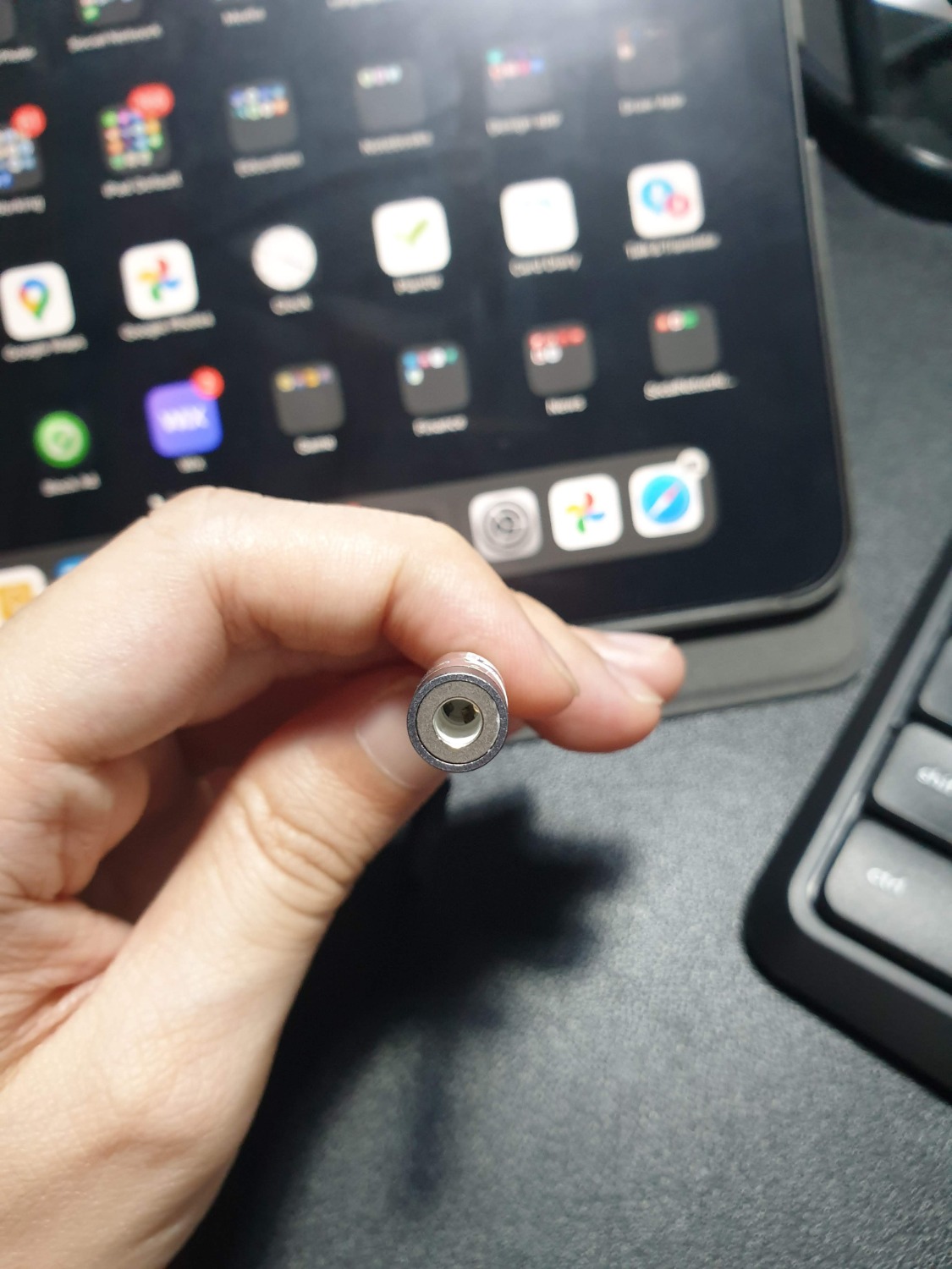 Thiệt tình tại sao mình lại không đọc comment của các bạn đã bị *** trước đó nhỉ. CHẮC TẠI DO MÌNH CẦN QUÁ, NÊN MUA VỘI. TIKI ƠI CỨU TÔI VỚI, TRẢ LẠI TIỀN CHO TÔI. CẤM CÁI SHOP NÀY BÀN HÀNG ĐI Ạ.