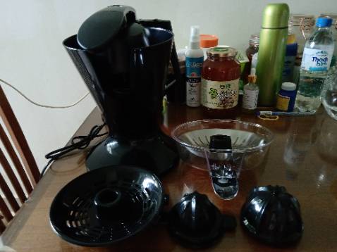 Đóng gói kỹ lưỡng, giao hàng nhanh. Nhấn tay ấn xuống là nón ép quay để vắt, thả tay ấn ra thì nón ép ngừng quay, không mất nhiều sức, tiện lợi, khay đựng nước cam tháo ra được, dễ vệ sinh.