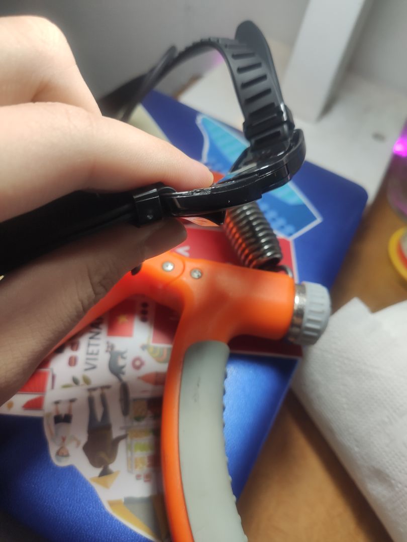 Đã dùng một lần. kính bơi thẩm mỹ cao, rất đẹp. Tuy nhiên độ hoàn thiện chưa cao lắm, các bạn xem hình sẽ thấy chỗ bị thừa keo. Kính có 1 lớp chống sương, nhưng theo mình thấy nó ko bền, bơi 1 lần xong thấy nó bầy hầy như hình mình chụp (cái này tốt nhất nên mua anti fog bôi vào, đồ free xài chán). bịt tai thì cũng tạm, mình bơi sải hay bị rơi ra, kính đặc biệt rất tốt ở việc không vào nước dù mình để dây lỏng, rất đáng khen. cho 4 sao