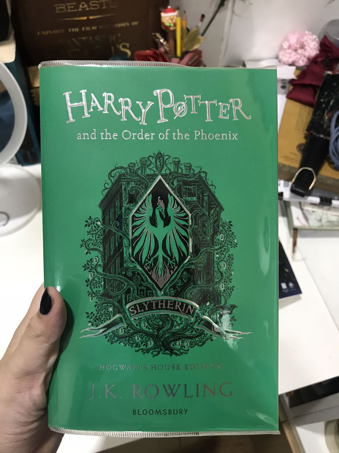 Cuốn này đợi mãi hết dịch mới mua được luôn á, mà không biết vì sao Tiki còn tặng kèm thêm cái bao sách bên ngoài rất là ưng luôn