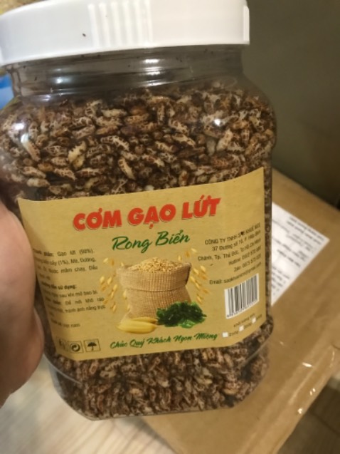 Nhận thùng hàng thấy rớt vài hạt cơm mở hộp ra thì thấy hộp bị bung nắp, miếng seal bị mở ra như vầy, cơm đổ ra đầy thùng. Ko biết do vận chuyển hay do shop giao hàng bị vậy.