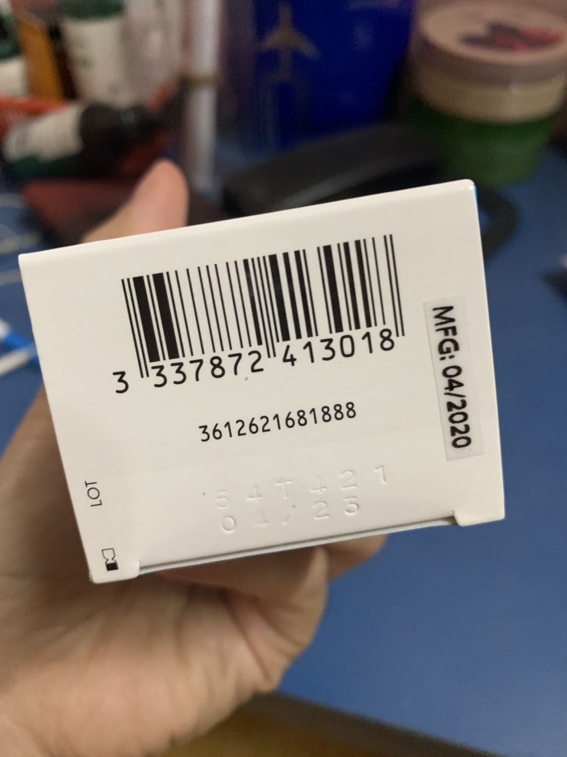 Hàng chuẩn Auth. Shop gói hàng nhanh. 
Thành phần lành tính. 
Chất kem đặc, màu trắng đục, không hương liệu. Sau khi apply sẽ để lại 1 lớp bóng nhẹ trên da. 
B5 giúp phục hồi da nhưng nếu sử dụng lượng kem quá nhiều sẽ gây nặng mặt. Tốt nhất lấy kem cỡ bằng hạt đậu rồi tán đều và vỗ nhẹ cho kem thẩm thấu. 
Khả năng dưỡng ẩm vừa phải thôi nên mình kết hợp dùng chung với serum HA để tăng cường cấp ẩm.