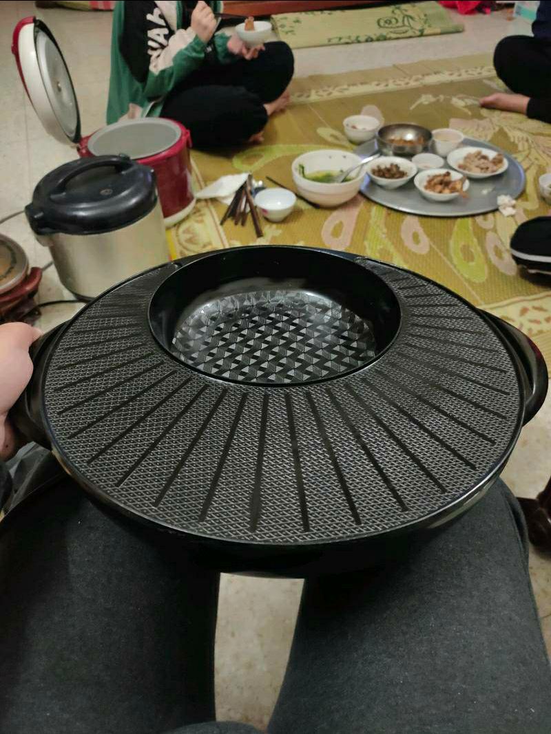 nồi chia ngăn dày dặn, vừa nướng vừa lẩu đều đc. quá oke luôn