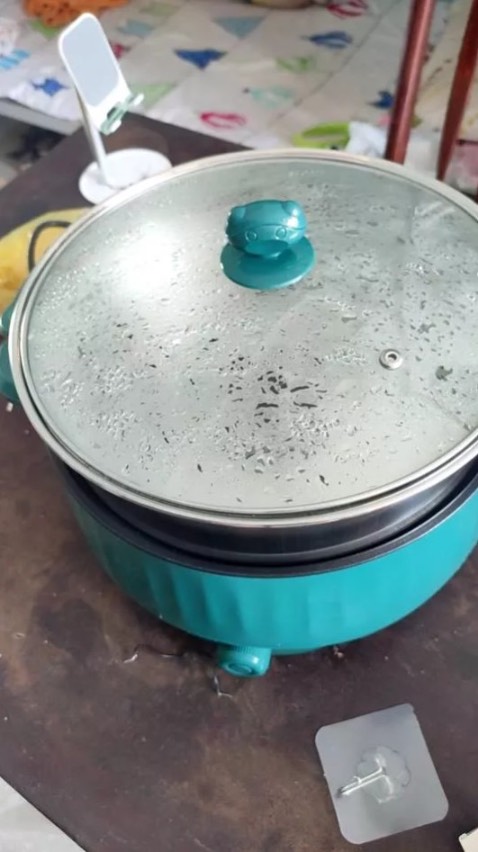 Đặt hộ cô hàng xóm nên k có ảnh,nồi đẹp giá rẻ dùng tiện lợi cô hàng xóm cứ khen mãi.cảm ơn shop ạ. Giao hàng cũng nhanh tiến độ,nồi khá đẹp.
Ăn lẩu 2-3 người là vừa. Đôi khi nấu chỉ cẦn nồi này là đủ!