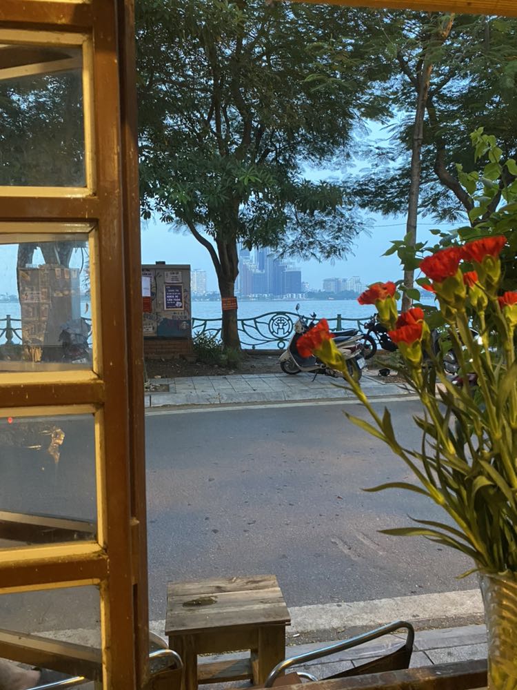 Sau những cuốn của Vãn Tình mình đã đọc, không có 1 quyển sách nào khiến cho mình phải đọc lại lần 2, 3 và cảm thấy phải note bút nhớ nhiều vào sách đến thế!~ 
Cuốn sách truyền tải những thông điệp hết sức ý nghĩa và " thấm" dành cho con gái. Quả thật không gì tốt đẹp bằng Tự yêu thương chính bản thân mình trước. Khi ta đủ " mạnh" , chẳng gì có thể quật ngã được ta. Khi ta dịu dàng với chính mình, cs sẽ dịu dàng với ta 💕