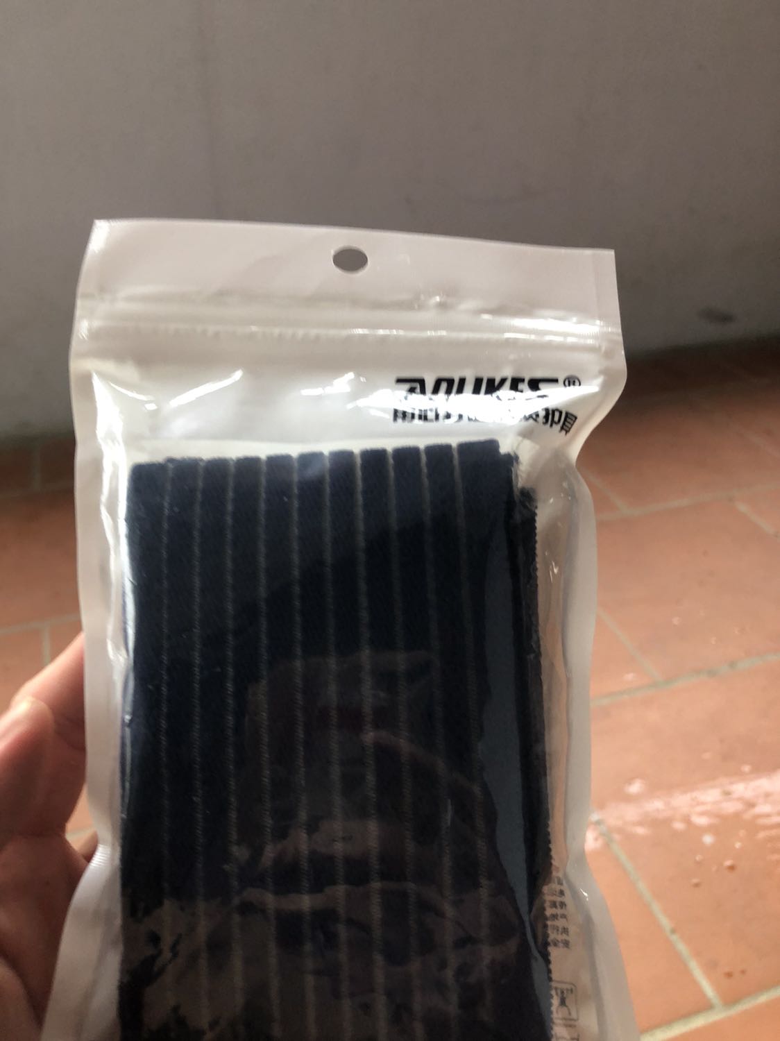 Băng tay rất chật, miếng dán may sát nhau nên khi băng không hề thoải mái. Cần khắc phục sản phẩm ngay và luôn nhé shop. Băng tay rất chật, miếng dán may sát nhau nên khi băng không hề thoải mái. Cần khắc phục sản phẩm ngay và luôn nhé shop.