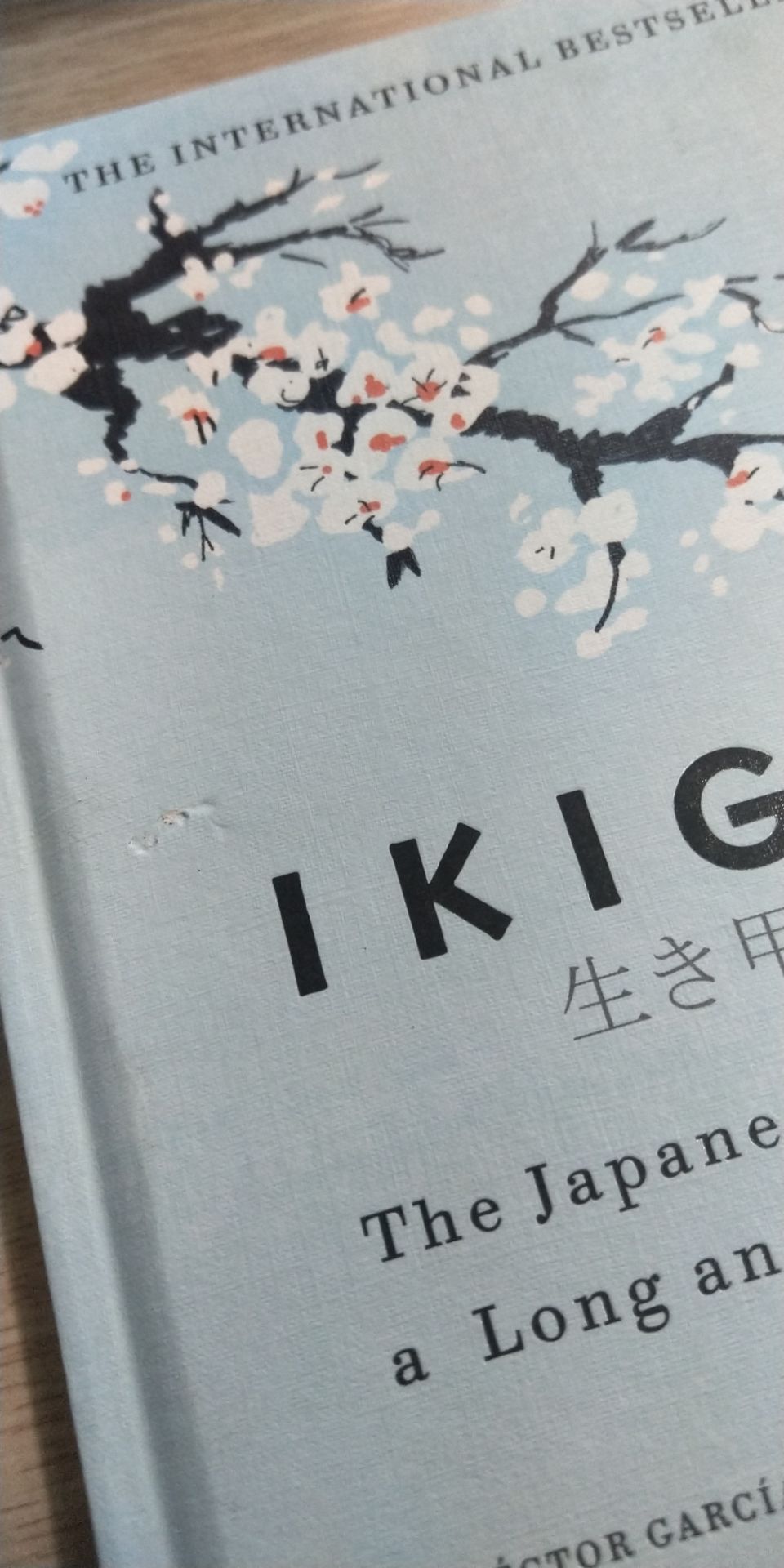 đây là một quyển sách mà mình được recommend nên đọc để hiểu về bản thân. bìa sách cứng cáp, chắc chắn. nhưng bìa lại bị một lỗi nhỏ khiến mình hơi tụt mood một tẹo