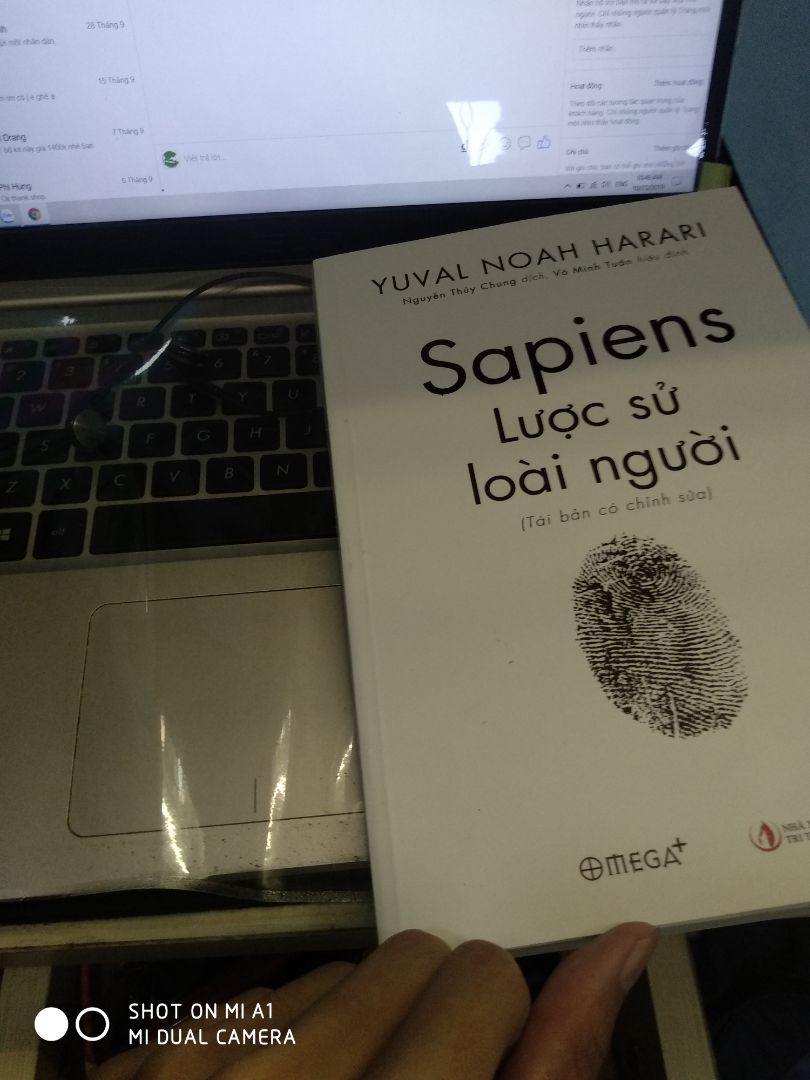 Lần trước mình cũng đặt 1 quyển sách có bookcare nhưng khi giao hàng không kèm bookcare cho mình mà vẫn trừ số bookcare.
Nhưng mình vẫn tin tưởng dịch vụ tiki cho đến khi nhận quyển sách này thì thật sự là đáng thất vọng.
Quyển này mình cũng đặt bookcare nhưng cái gọi là bookcare chỉ là tấm nhựa dẻo thẳng băng bọc quanh sách, không hề có ép lại như trước đây. Vừa gỡ hộp ra thì thất vọng tràn trề.
Bìa sách lại bẩn, rất dơ.
Tiki nên xem lại chất lượng dịch vụ bookcare của mình. Mình bỏ tiền mua thêm bookcare để bảo vệ bìa sách chứ không phải để chơi.
Đánh giá 1*