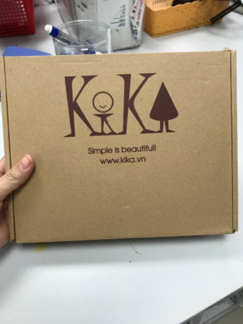 Màu bên ngoài nhìn tối hơn hình, đóng gói xinh còn tặng cả nơ cho bé nữa nên mình cho 4*