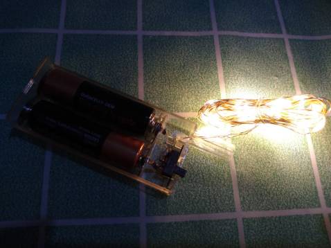 Dây dài có 3m thôi, lúc giao không có pin, còn bị vỡ hộp đựng pin nữa.