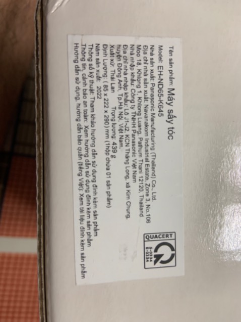 Đóng gói kỉ càng. Đúng sản xuất ở Thái Lan. Tiếng máy kêu rất êm. Có điều voi chế độ sấy nóng thì nghe mùi khét khá khó chịu. Thái độ shipper ko chuyên nghiệp, bảo đợi tí đi kiếm tiền đưa thi co vẻ quạo. Vi hàng giao sớm 2 ngày nên mình bị bất ngờ ko chuẩn bị trước. Trừ một sao