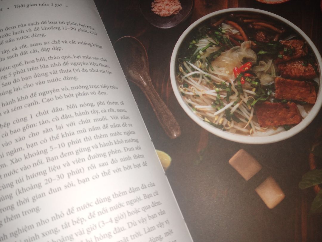 sách bề ngoài rất đẹp, tuy nhiên một điểm ko đánh giá cao là nguyên liệu hơi khó kiếm. chất lượng ok, tuy nhiên thì cách đóng sách bằng chỉ may thì ko đánh giá cao, rất dễ bị bung trang. Đánh giá cao về phần hình ảnh, đầu tư chỉnh chu, đẹp mắt