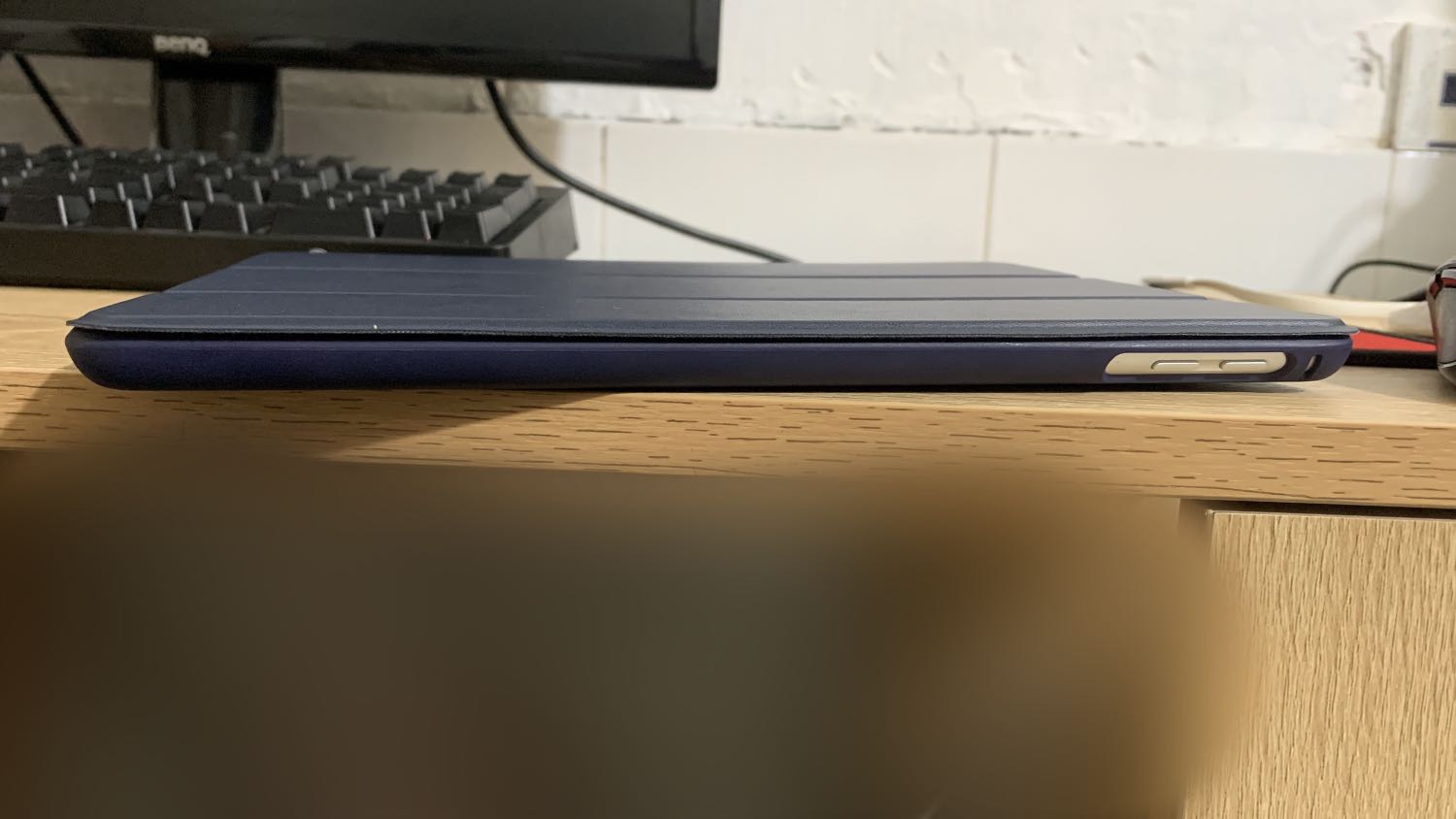 Hàng đẹp, dày dặn hơn mình mong đợi. Hợp với các dòng ipad gen 5, gen 6, pro 9.7, air 1, air 2 nhé các bạn. Máy mình gen 6.

Nắp bên ngoài là da công nghiệp mềm mịn, trong lót nhung, có nam châm tắt mở màn hình. Ốp lưng bên ngoài cũng da, bên trong cao su dẻo, ôm vừa vặn thân máy.