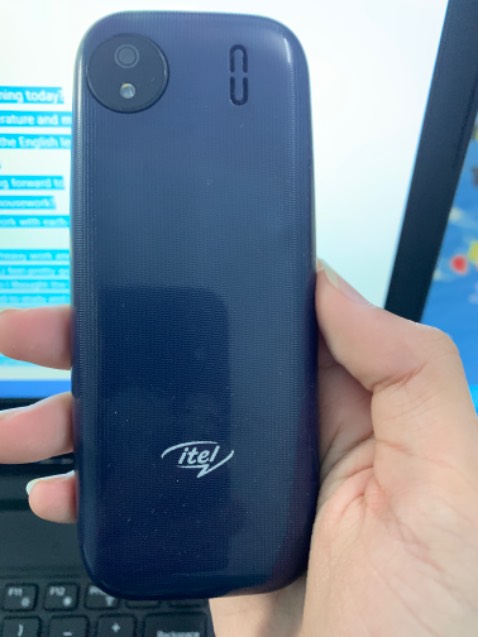 Dùng ổn áp nhưng hơi lag xíu ko đáng kể, màn hình hơi mờ khi xem YouTube với cả đặt màu đen nhưng về màu xanh vì dùng ổn nên vx cho 5 sao