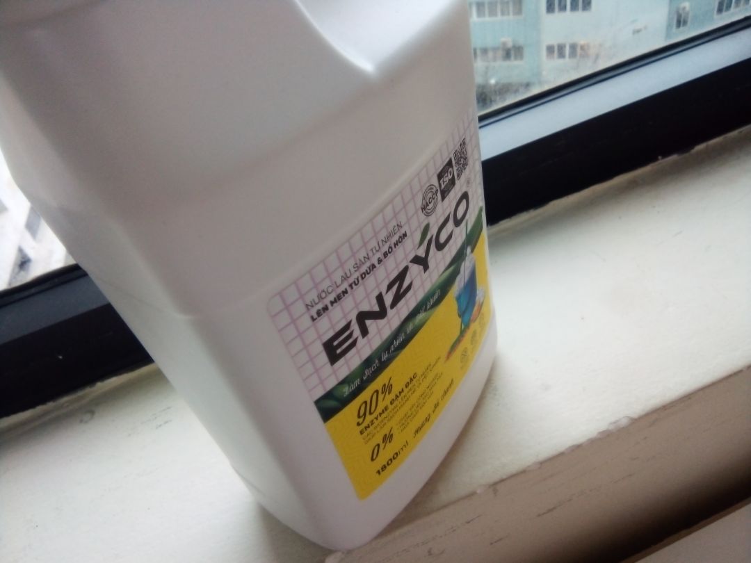 nước lau sàn siêu ưng, mình lau sàn có 1 lần và không lau lại bằng nước thường, sàn sạch bóng luôn mùi cũng dễ chịu, đặc biệt hương sả chanh nên đỡ muỗi hơn trước nhiều