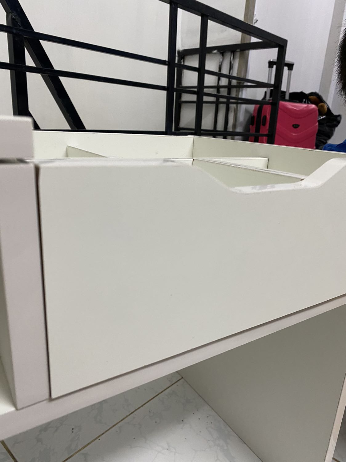 Lỗ khoan không đúng, xem clip và xem tờ giấy hướng dẫn phải lắp đi lắp lại nhiều lần tưởng mình sai nhưng thật ra do shop khoan sai. Lắp ráp thủ công rất mất thời gian và công sức, đau tay nữa nhưng gần hoàn thành mới thấy không đúng. Trải nghiệm hết sức tồi tệ. Tôi muốn trả hàng.