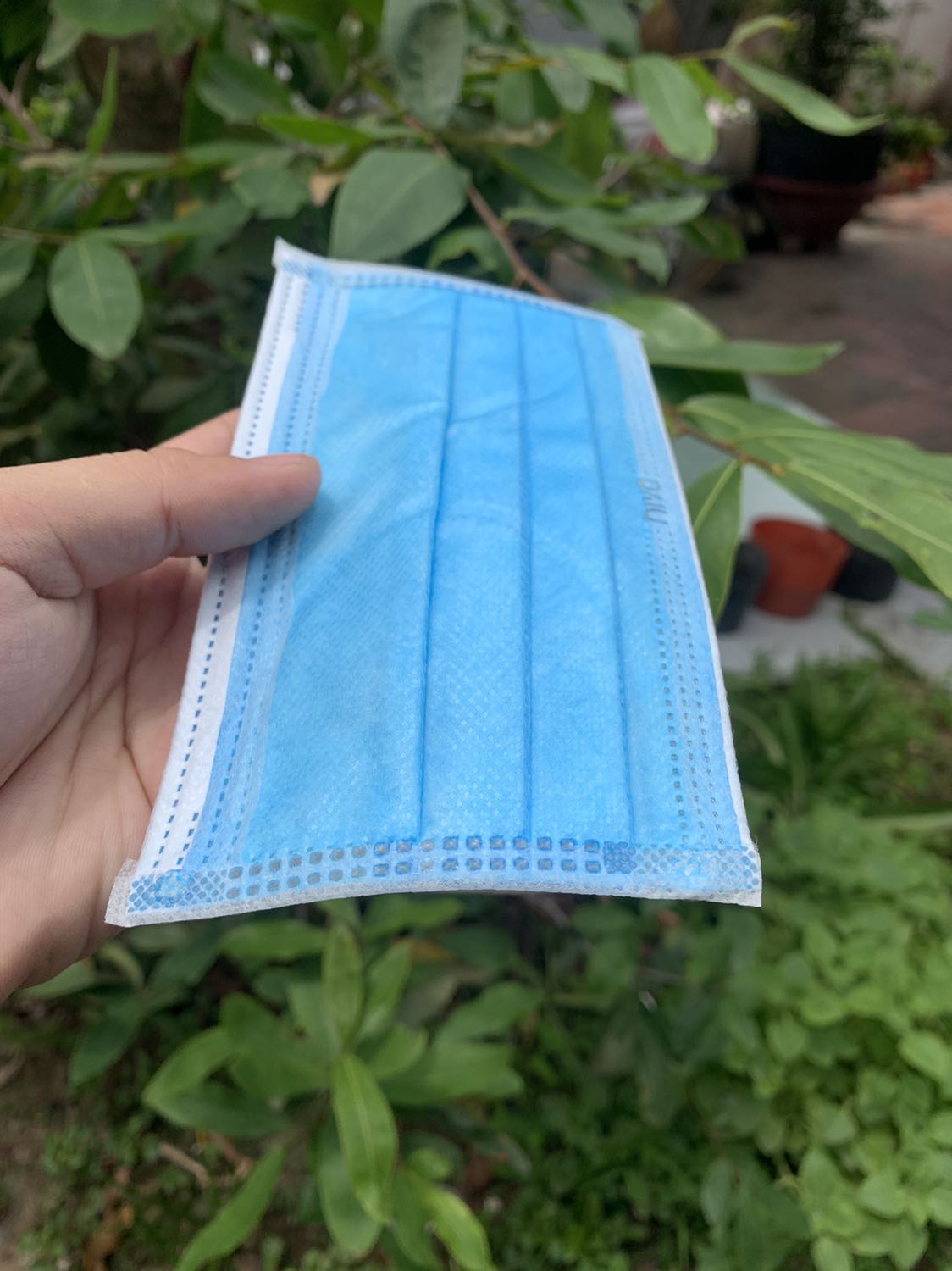 Tiki: Đóng gói hàng cẩn thận. 
Khẩu trang: hộp còn nguyên tem của nhà sản xuất, vỏ hộp đẹp, chất lượng, bên trong có thêm lớp bọc khẩu trang lại, quai đeo được dập chắc chắn, đeo lên mặt thì dễ thở, màu sắc khẩu trang cũng ok.