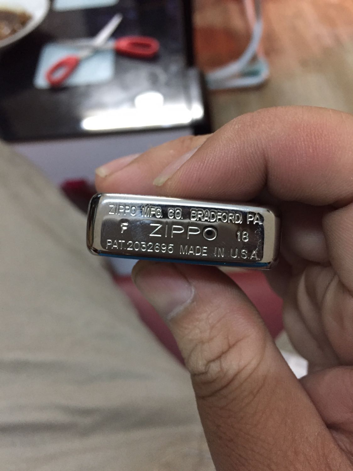 Cầm chắc tay và nặng, các chi tiết rất khít nhau, đóng mở tiếng click nghe đã tai. Bề mặt 2 bên đánh sọc HL đẹp ko bám vân tay. Quẹt zippo này bán ko kèm xăng nên phải mua ngoài. Nhược điểm là cái khung hơi mỏng.