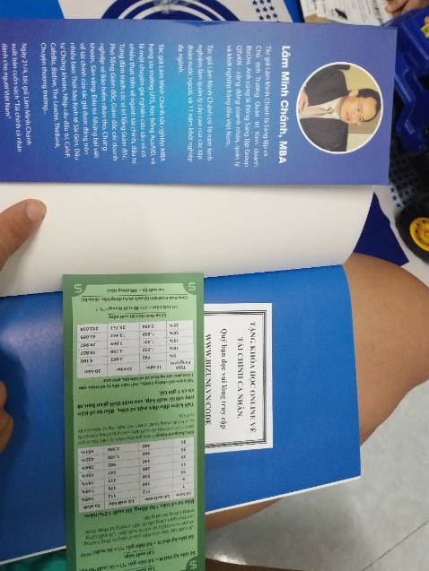 Sách có bìa giấy dày, có lớp bọc chống thấm mồ hôi, được in màu,chữ đẹp và rõ...Rất ưng mở ra lấy sách ra, lên ghế pha ly ca fe đọc liền.