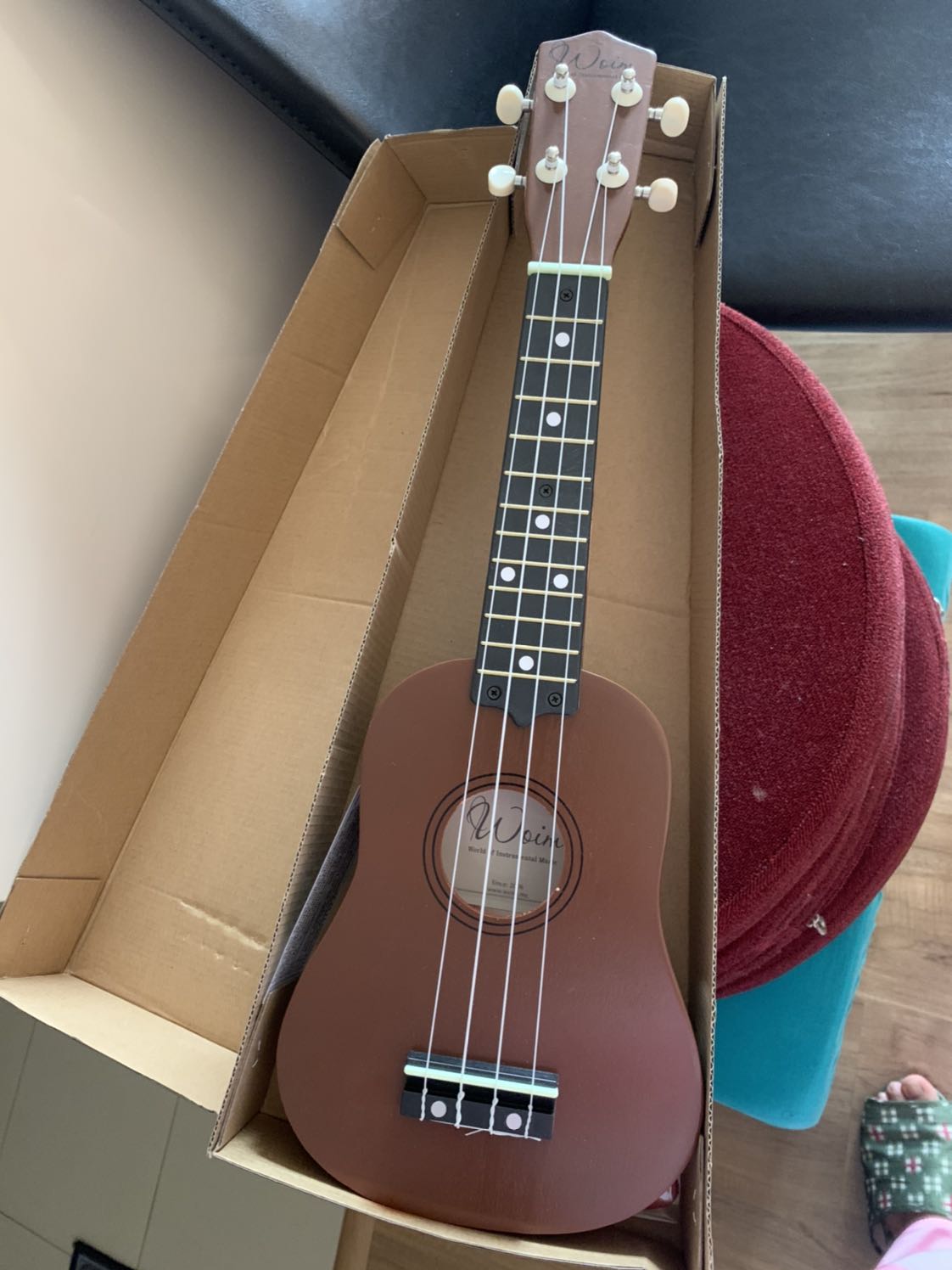 Mình đặt màu mocha thì shop giao màu nâu đen và đàn sứt nhiều chỗ. 2 ngày sau mới có cập Nhật đã giao hàng thì mình mới có thể đánh giá. Để nghị shop nhận lại hàng lỗi và giao sai màu. Cảm ơn!