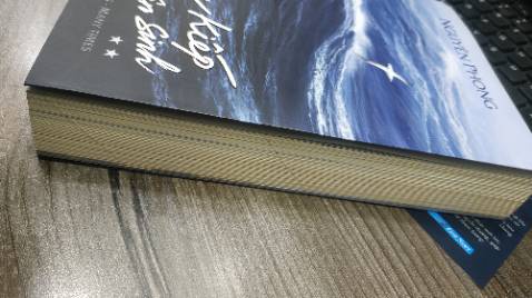 Xử lý đơn hàng nhanh chóng, đặt tối hôm trước hôm sau là nhận đc luôn mặc dù ko đặt tiki now. Nhận đc sản phẩm còn nguyên vẹn, tổng thể ko bị hư hỏng gì, tuy nhiên bìa sách đã bị gãy, nhưng vì mua sale đc 171k nên ko đòi hỏi gì thêm chỉ hơi buồn xíu