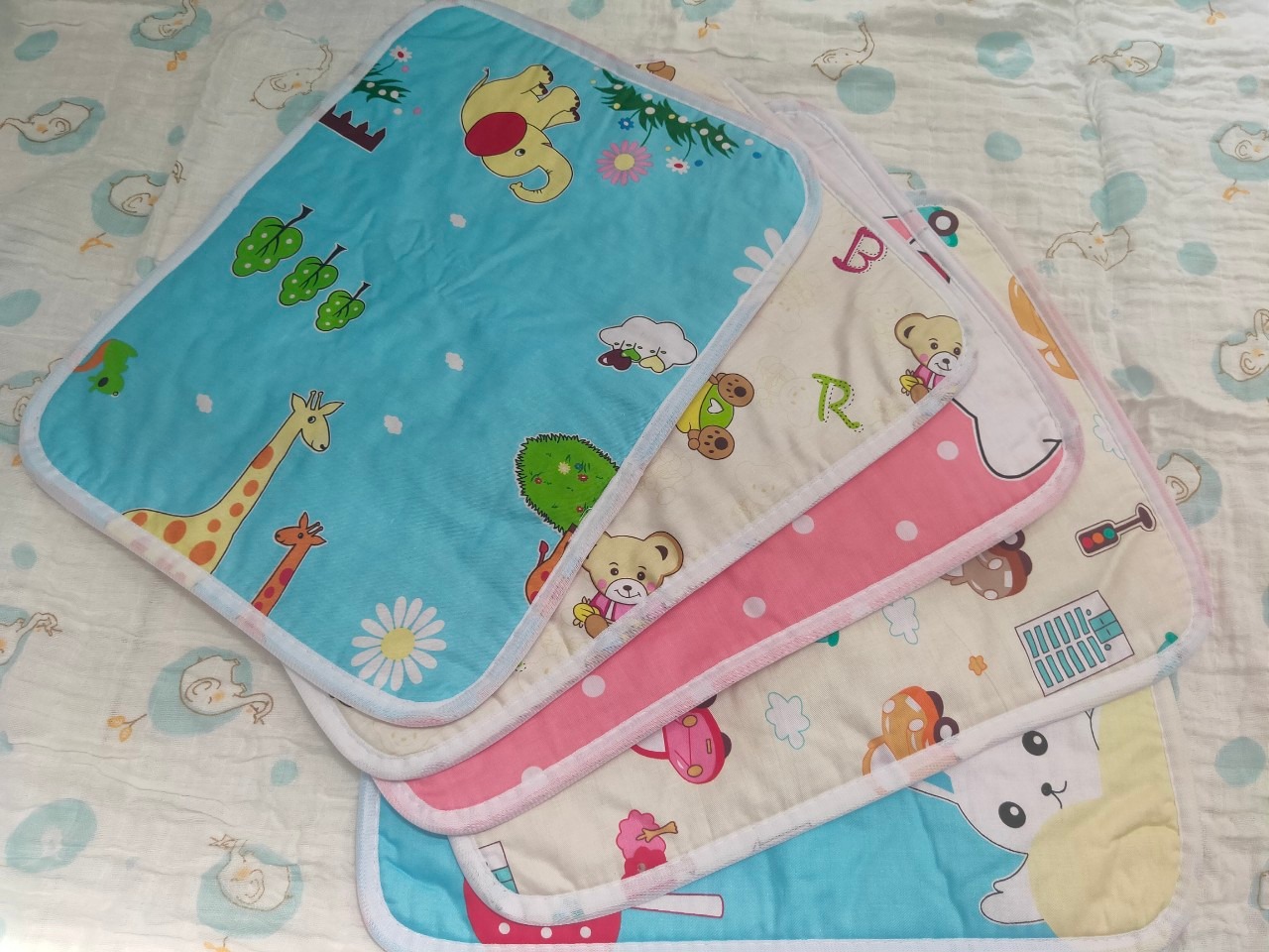 Lần đầu mua hàng trên tiki hài lòng quá sản phẩm nhận được đúng như mô tả. Tất lót mềm mại, màu sắc sinh động phù hợp với các bé. Phần đế lót dày dặn mình kiểm tra thử đổ nước thì không bị thấm xuống dưới nệm. Tiki gói hàng kỹ nhân viên giao hàng vui vẻ nhiệt tình.