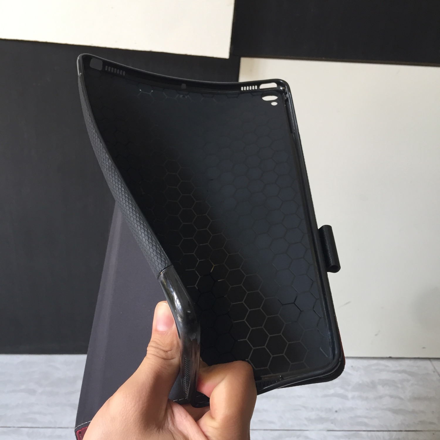 Mình đã biết đến và sử dụng sản phẩm bao da Kaku một thời gian khá lâu. Lần này vẫn rất hài lòng với dòng sản phẩm mới bao da vải này. Thiết kế sắc sảo, cầm rất chắc tay, sang trọng, case dẻo không bị trầy máy. Nói chung rất hài lòng về chất lượng sản phẩm trong tầm giá này, không thua kém các bao da đắt tiền tại store.