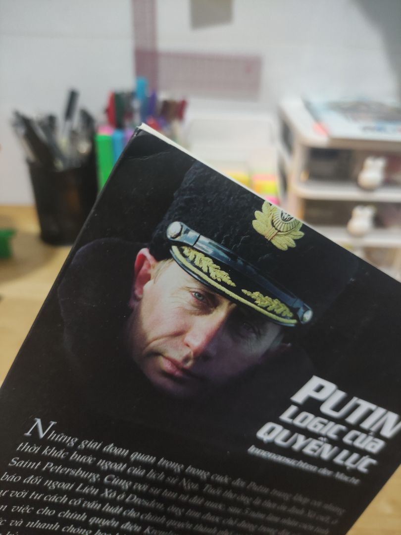 Góc có hơi móp 1 tý nhưng nhìn chung là ổn, giao hàng đúng hẹn. Anh shipper siêu dễ thương, mình không hay điện thoại tận 30p nhưng gọi lại anh vẫn vui vẻ, thân thiện. Về nội dung thì phải đọc mới biết... ^^