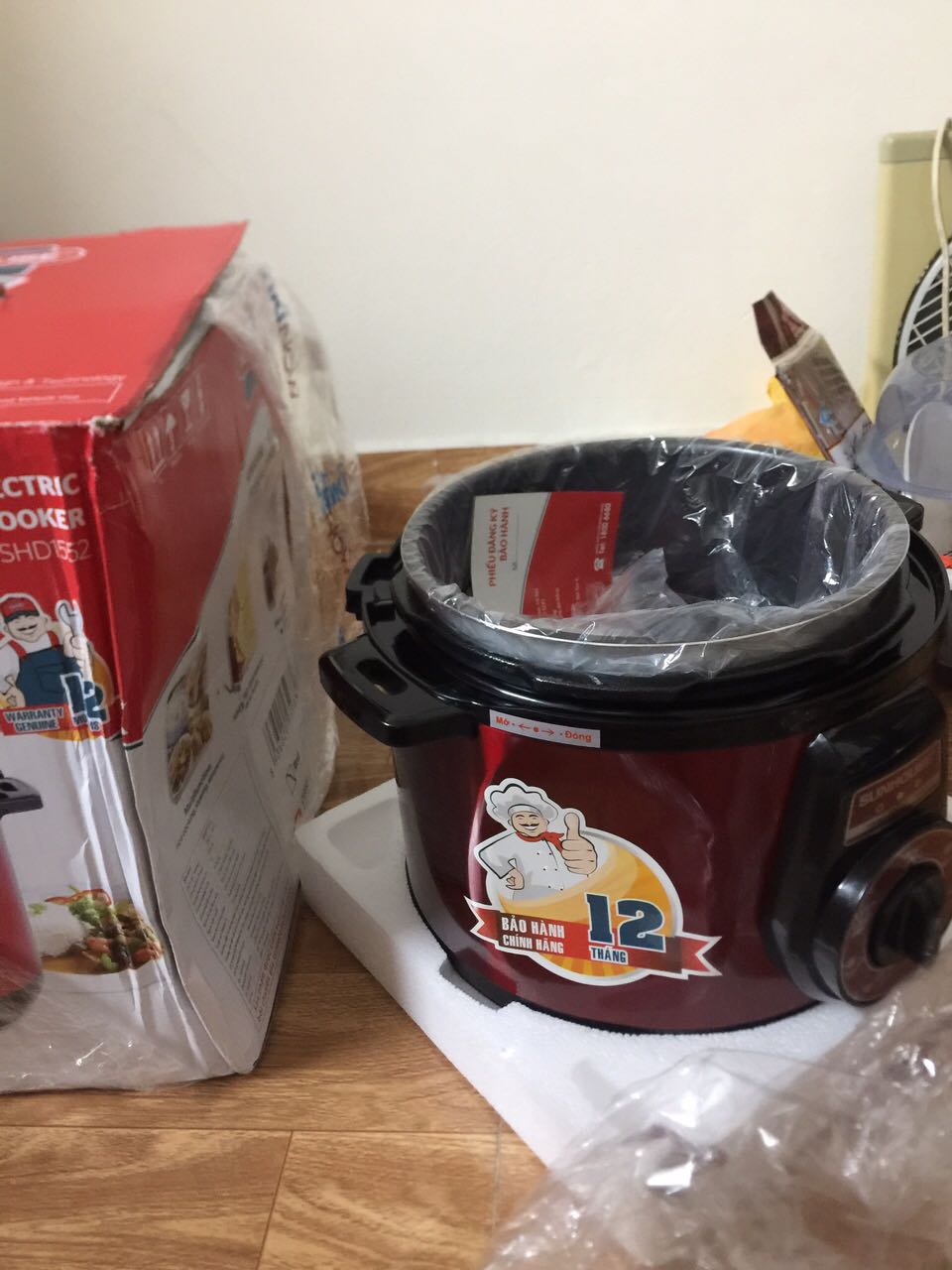 Nhận hàng về mở ra móp bẹp dí như vậy. Móp hẳn vào! Gọi *** đổi lại mà chỉ báo là chờ đổi lại, mà chẳng thấy hồi âm gì! Ship nhanh thành ship chậm!
Yêu cầu tiki xử lý gấp, không thì hoàn trả tiền đơn hàng để tôi còn dùng nồi khác! Mưa bão mà không cả có nồi dùng!