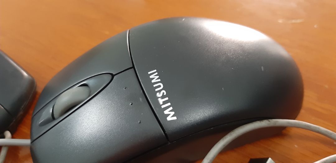 cầm lên và so sánh về tem nhãn, chất liệu nhựa, màu nhựa, chuôi cắm, màu con lăn, cách dán tem, font chữ trên tem thấy hoàn toàn khác biệt, em có cảm giác dream tàu với dream thái vậy, đề nghị Tiki xem lại và giải thích giúp em là hàng thật hay hàng nhái nhé