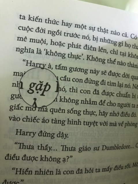 Lần đầu tiên mua sách của tiki mà lỗi chữ luôn á. Đọc khó chịu gê. Mới đọc quyển tập 1 đọc mấy trang mà lỗi 3 chữ đeo kinh viết là đeo kiếng, cửa kính- cửa kiếng
Không biết do mình mua sale rẻ nên lỗi hay gì. Nhưng đợt này giao sách không được hài lòng cho lắm