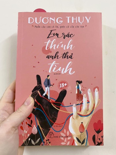 Cuốn này rất hay và dễ thương, làm mình nhớ lại khoảng thời gian mình đọc Nhắm mắt thấy Paris hồi trước, đọc xong rồi cứ bị cuốn vào câu chuyện không thoát ra được. Vẫn là nhân vật nữ tự do phóng khoáng độc lập quen thuộc của tác giả DT gặp được những anh chàng hay ho. Dễ thương lắm nên thử.