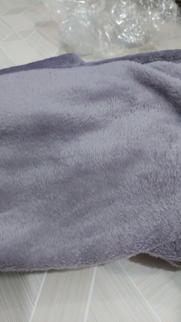 trước mua 1 chiếc mền màu hồng của shop rất đẹp.made in thailan.lần này mua thất vọng shop quá.ko thấy tem nhãn đâu.đứt chỉ,may chắp nối.mỏng te lông thưa vuốt lông rụng ra đầy,sợi lông pha nilon nhiều...video quảng cáo thì mền made in thailan nhưng giao khách hàng chợ may gia công.shop làm ăn kiểu lừa người vậy