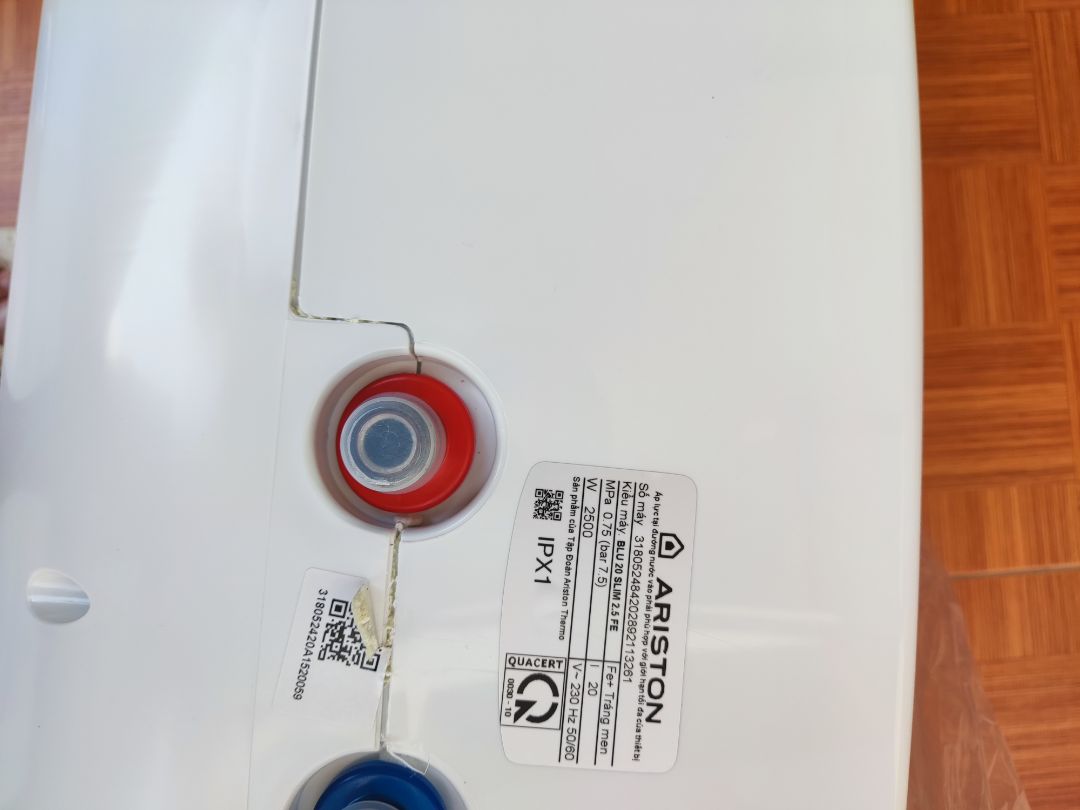 hàng mới, nguyên hôp... nhưng có hiện tượng bị tháo ra sửa chữa (cái này chỉ là phỏng đoán, ko chắc chắn). tại thấy có nhiều vết cậy sước, khe hở khá lớn(chắc lô có vài ba cái, ai xui thì dính thôi). còn về chất lượng sp dùng thử thì thấy bình nóng nhanh, giữ nhiệt tốt (tắt từ tối qua để qua đêm sáng nay dậy vẫn còn nước nóng để dùng).