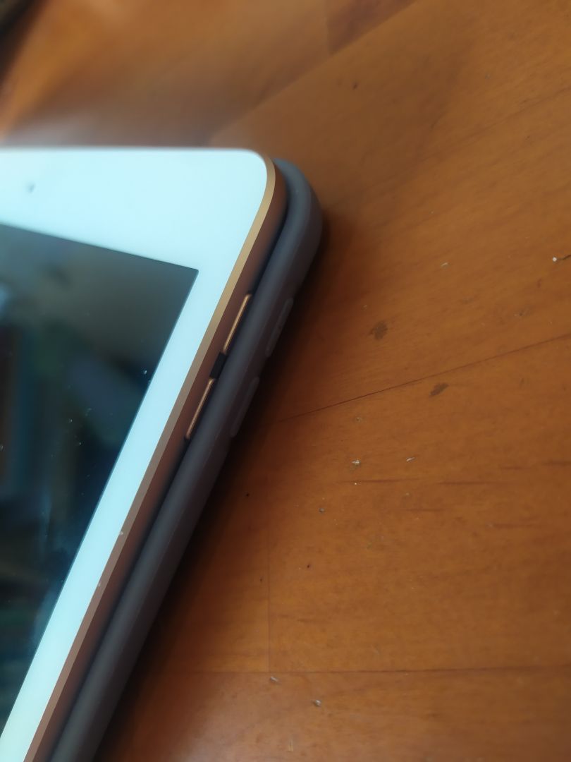 bao đẹp i hình dày chất liệu ổn nhưng mà bị cấn nút nguồn thì sao mà SÀIiii . cái nút âm lượng cứ cấn nút mở to lên và bao ko khớp với nút xuống. còn cái lỗ cho tai nghe thì thua luôn. buồn ghê chắc phải mua cái khác shop ơi. phải chi nó ko cấn nút nguồn thì cũng rán Sài. góp ý shop đừng nhập hàng này bán nữa nhennnnnnnnn.