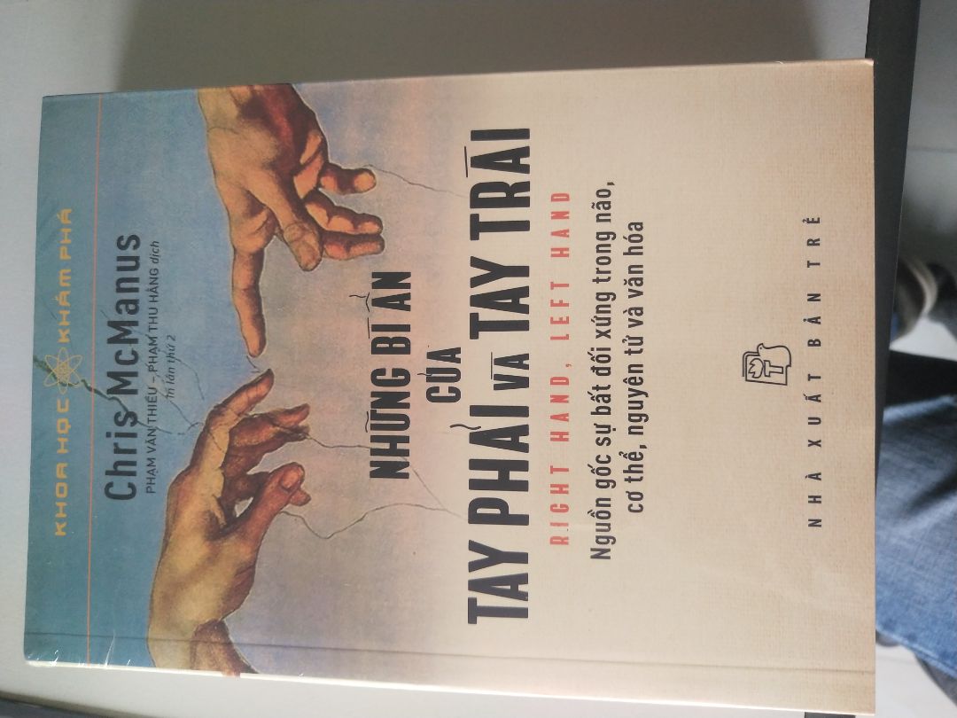 giao hàng siêu nhanh, sách còn nguyên seal, chưa đọc lên chưa bóc để bảo quản. sale 70%. Cầm nặng tay hy vọng ko fai giấy siêu nhẹ