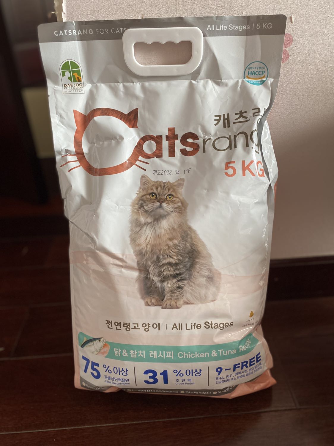 Ok nhé. Bao bì không bị rách, thủng (đã từng mua ở chỗ khác và bị thủng một lỗ). Hạn dùng đủ dùng.

Lần thứ 2 mua ở đây thì lại bị thủng một lỗ to như bị chuột gặm. Bán hàng có tâm chút chứ. Thủng lỗ to như vậy thì không thể không biết.