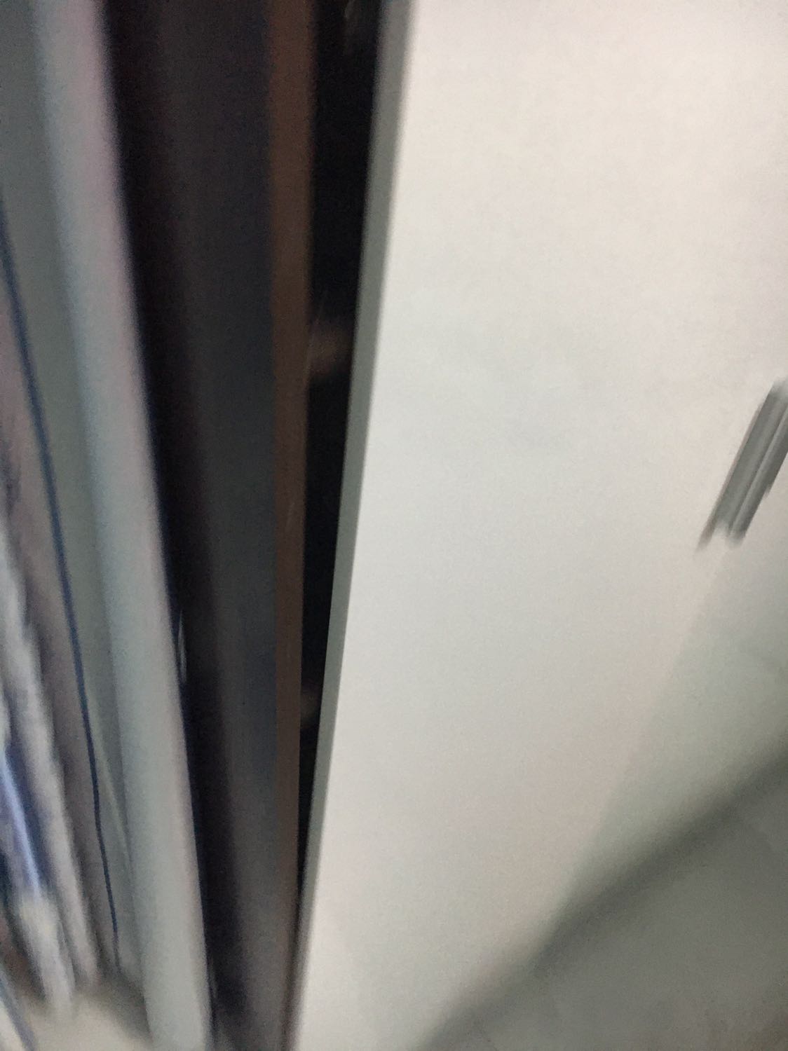 Tủ nhựa mua về, xài chưa 1 tuần mà bung ốc vít, bung cửa ra hết. Chán sản phẩm này vô cùng. Hôm giao hàng thì người bên đơn vị bán có thái độ khó chịu.