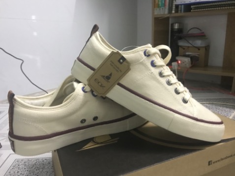 Giày xinh lắm nha, vải dày, đế hơi cứng nhưng lót giày rất êm. Kiểu dáng basic, thon gọn, màu kem nên dễ mang cũng như phối đồ. Mà dây giày hơi dài nhen, vướng víu dễ bị xổ dây á. Mình chọn đúng size (Converse và Bitis Hunter mình đều mang 37) vì cũng không thích mang rộng, thích mang vừa thôi :3. Bạn nào mua thì mình nghĩ cũng nên chọn đúng size, vì mang rộng dễ bị nhấc gót á (phần này Dincox nên cải thiện thiết kế nè). Tổng thiệt hại là 372k, quá ổn cho một đôi giày local brand như này. Đây là đôi mà cá nhân mình thấy có thiết kế đẹp nhất cho tới hiện tại của Dincox. Mình sẽ quay lại ủng hộ nếu Dincox có thêm các sản phẩm xuất sắc hơn. Cảm ơn Dincox :3