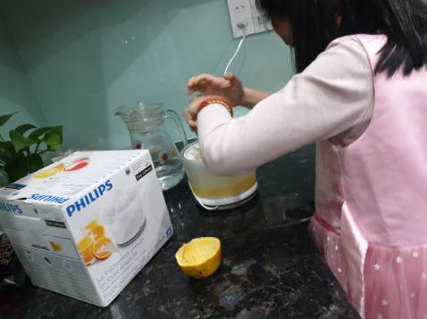 giao hàng nhanh, sản phẩm đẹp. Mình đã dùng thử, rất dễ sử dụng, đơn giản, gọn nhẹ, dễ vệ sinh và sạch sẽ. Máy vắt ko ồn, vắt kiệt và đặc biệt công suất tốt nên vắt nhanh. So với vắt tay thì tiện lợi hơn nhiều lắm.