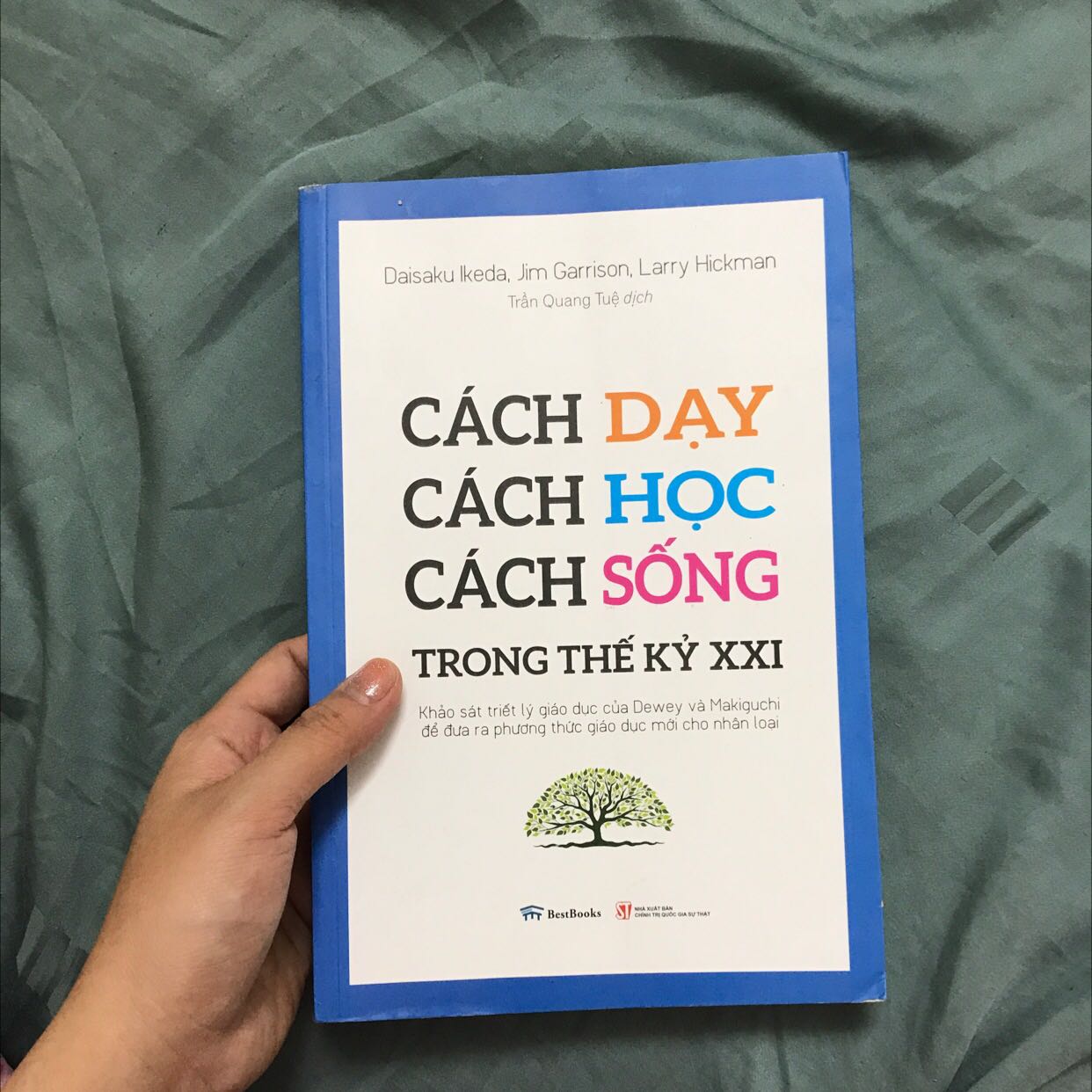Sách cũng khá hay đó ạ, giúp ta có những cái nhìn và hướng đi đúng đắn trong xã hội, cuộc sống. Màu giấy trắng ngà tránh mỏi mắt khi đọc.